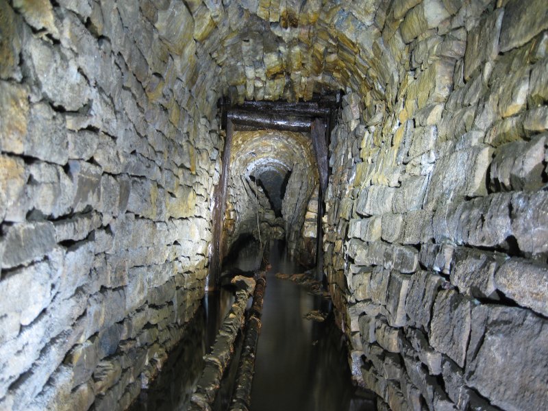 IMG_2049.jpg - Looking into the level, through the timbering, bulges and far fall.
