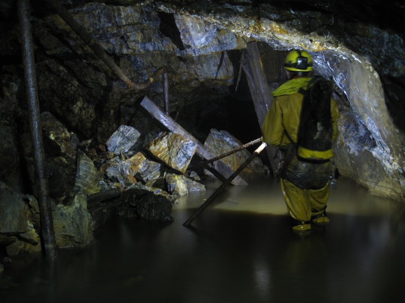 Img_3710.jpg - Entrance into the stope, up towards the left.