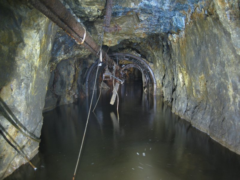 IMG_2085.jpg - The bottom of the decline with the spar vein in the roof.