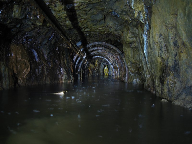 IMG_2088.jpg - Further along the level at the bottom of the decline, here we can see the good rock.