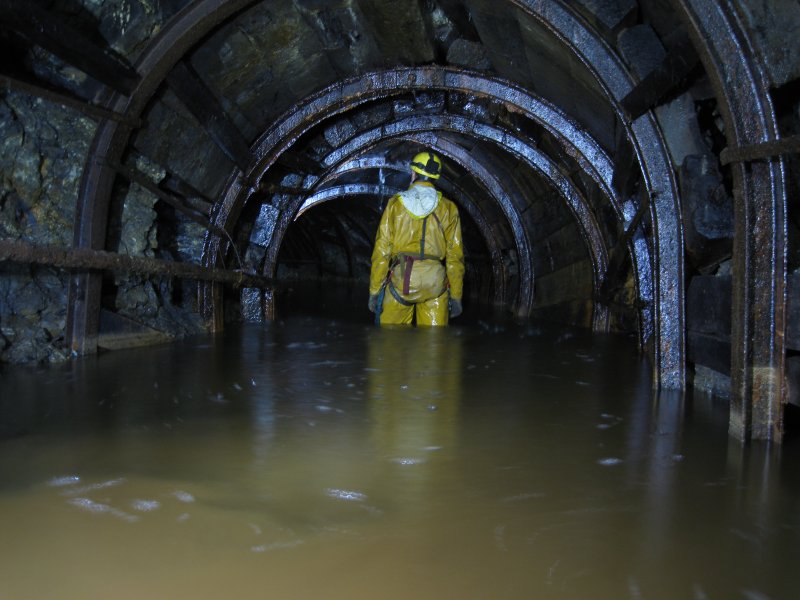 IMG_2089.jpg - Taking the left branch of a junction, the level becomes arched and timbered. There was a strong smell of creosotes here.