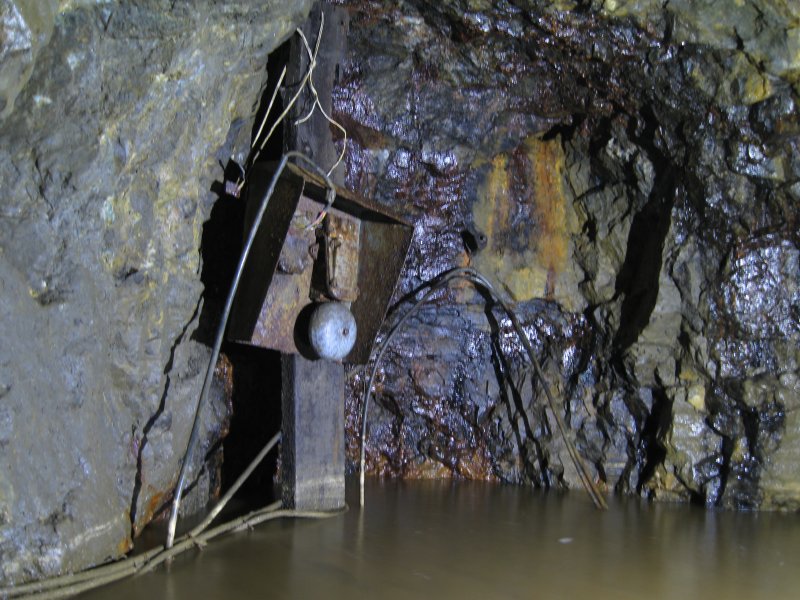 IMG_2099.jpg - Signal bell at the bottom of the decline.