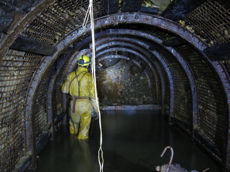 IMG_2072.jpg - Another right junction of the main level ending in a fall. However the water that Pete is standing in is actually in a concrete dam.