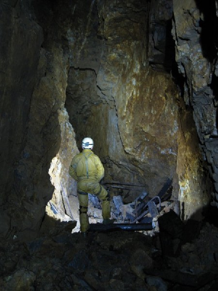 IMG_1629.jpg - Looking towards the entrance of the stope. Timber and steel can be seen on the floor.