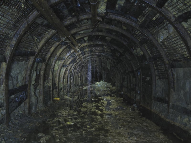 IMG_1652.jpg - View along the level from under the gantry.