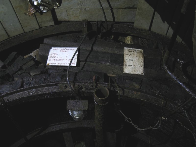 IMG_1653.jpg - Signal signs for the winch operator.