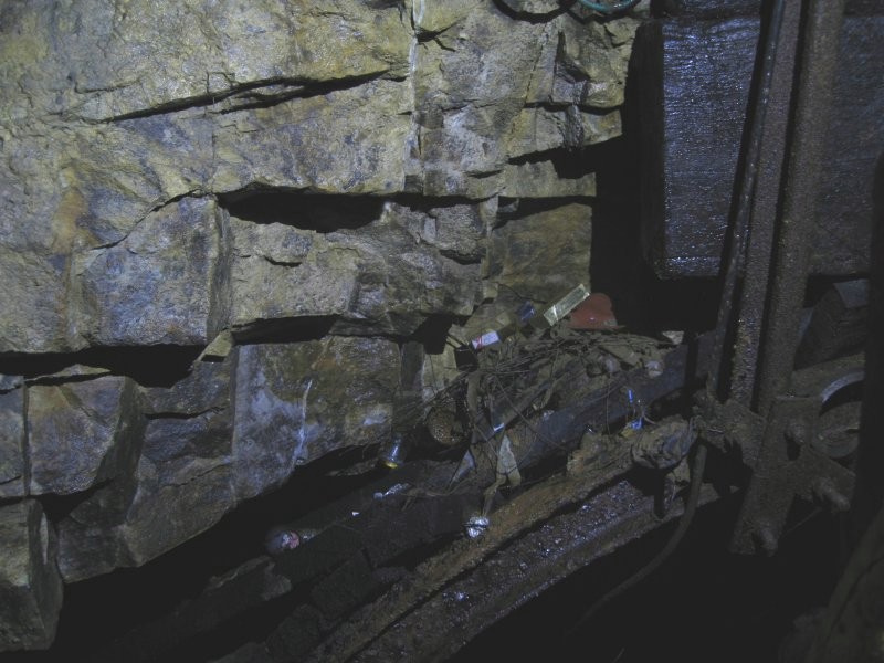 IMG_1655.jpg - Fag packets, sweet and crisp wrappers, and other rubbish.