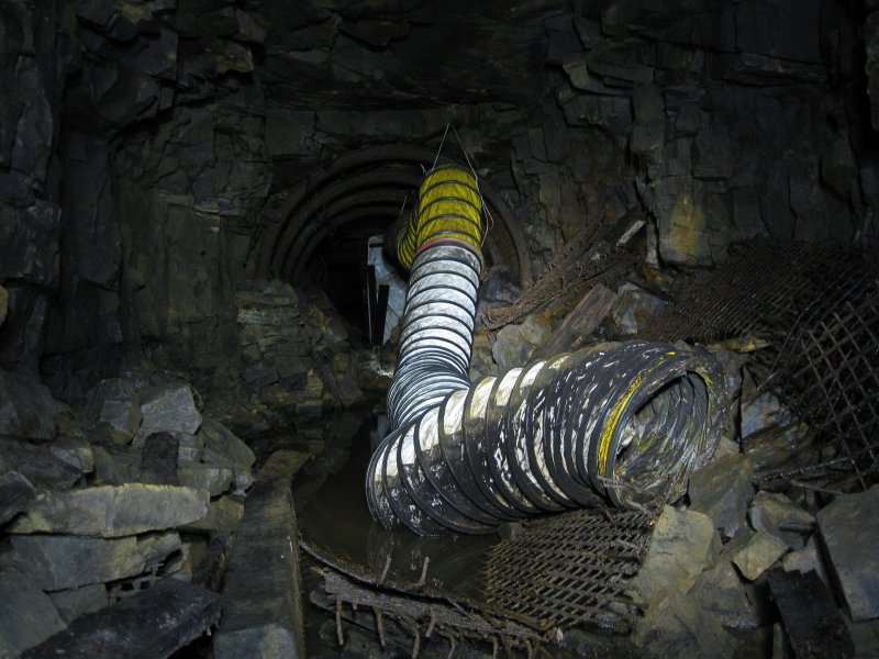 IMG_1711.jpg - Ventilation trunking and air door.