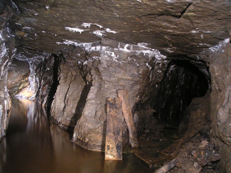 ghg_startofgudhorselevel.jpg - The junction with Gudhamgil Mine (on the left) and straight on Gudhamgill Burn Cross Vein eventually leading to Rampgill.