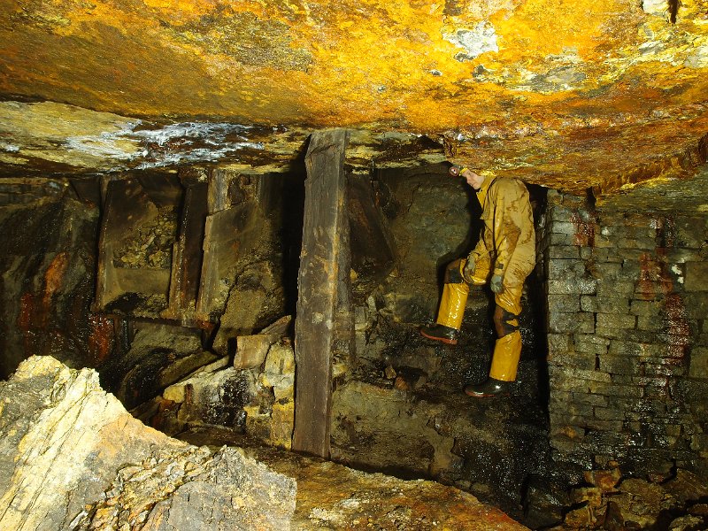 P5083609.JPG - Twin hopper arrangement and steps into working above.