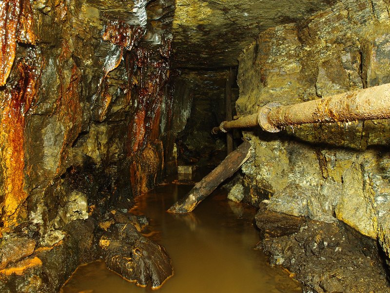 P5083611.JPG - Air pipe in the level.