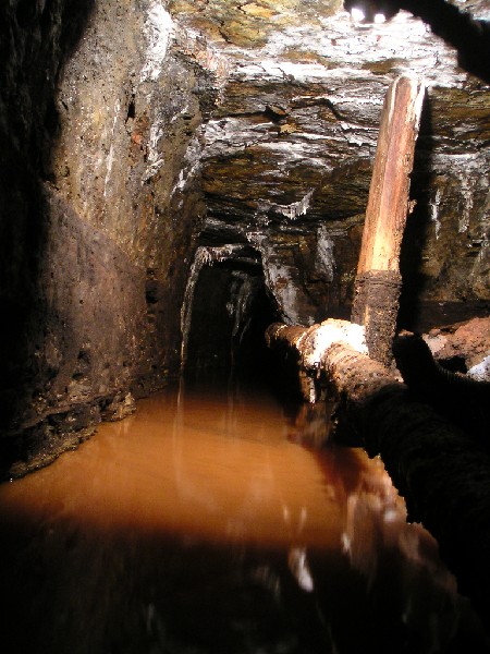 ghgl_levelandairpip4.jpg - The level and the air pipe just by the rectangular shaft.