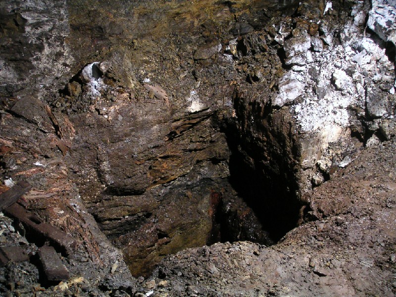 ghgl_rectangularshaft.jpg - The rectangular shaft, I cannot find any reference to this on the plan, probably will go down to a stope.