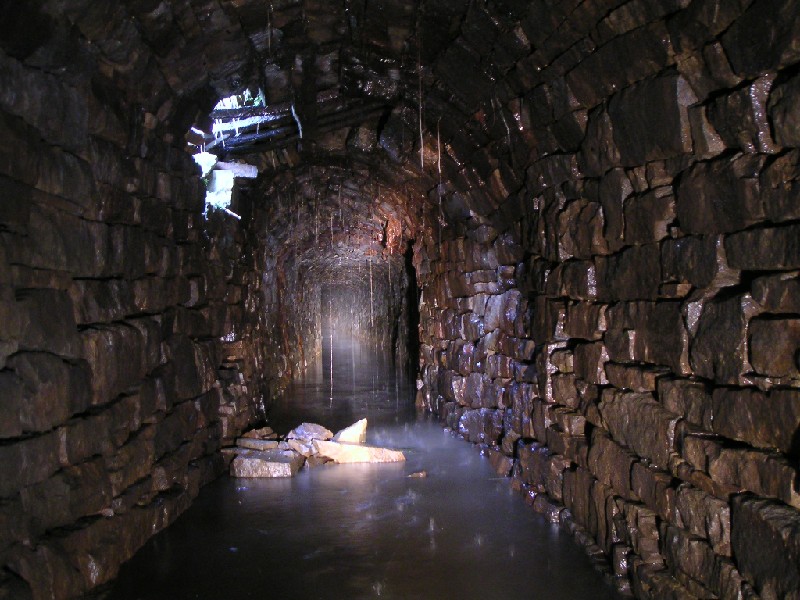 ghgl_rooffail.jpg - Just inside the Gudhamgill Level with the small roof collapse letting day light in. Note the blueish tinge given by the daylight, just like LED lighting.