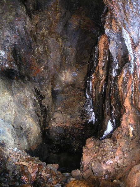 ghgl_stopesouth2.jpg - The stope that we climbed into, this is looking towards the south end.