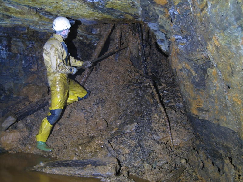 IMG_5682.JPG - Starting clearance procedures on the bottom of the surface shaft, which is in fact called Jacobs Shaft.