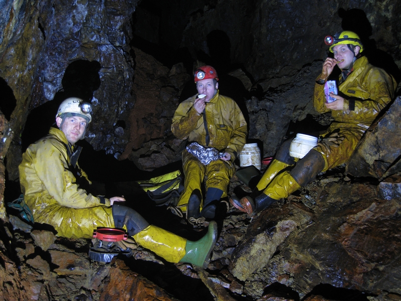 IMG_5716.JPG - Lunch in the stope, good to be out of the water. I'm exercising my cold feet.