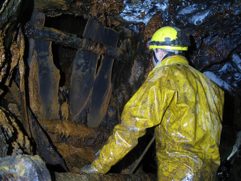 IMG_5739.JPG - A boarded up rise opposite the entrance into the stope.