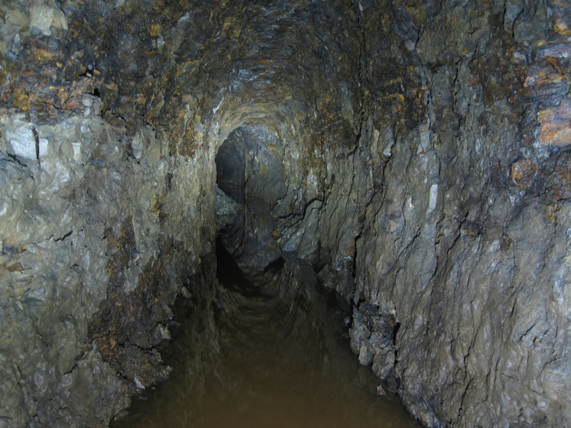 IMG_5741.JPG - A view of the level just past the old dig on the way out.