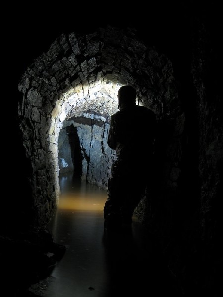 Img_5749.jpg - A section of stone arching on the way out.