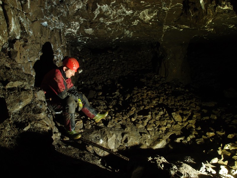 P2053306.JPG - Small flat working in the Great Limestone on the Guddhamgill Burn Cross Vein.