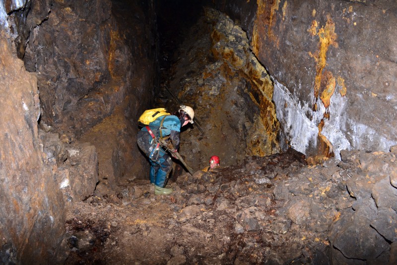 DSC_0843.JPG - Passing poles up and down the many dead ramps in the stope. Photo by Karli.