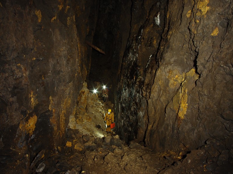 P5050145.JPG - Making our way along the stope.