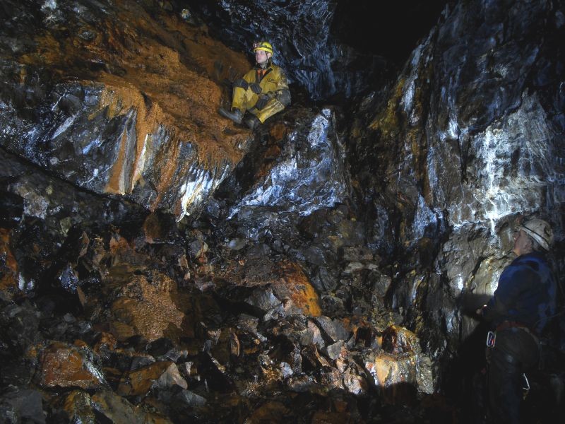 04_ghl_endcalciteflowspete.jpg - Pretty much the end of the stopes, with a iron stained calcite flows.