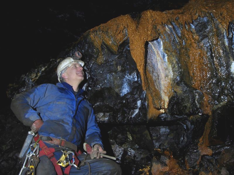 06_ghl_endcalciteflows_dp.jpg - Iron stained calcite curtain.
