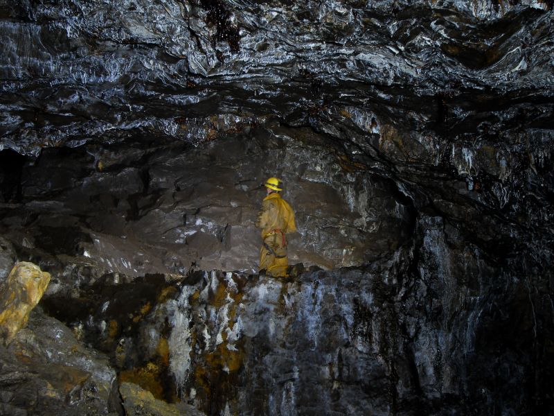 08_ghl_miniflatpete2.jpg - This is looking from the top of the rubble slope across the stope into the mini flat.
