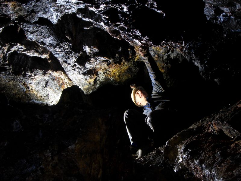 15_ghl_endstope_mashedvien.jpg - At the top of the rubble slope it was possible to get a bit further along the stope above the roof line. Dog Pete pointing out the vein material. The rocks in the roof here were wedged in place.