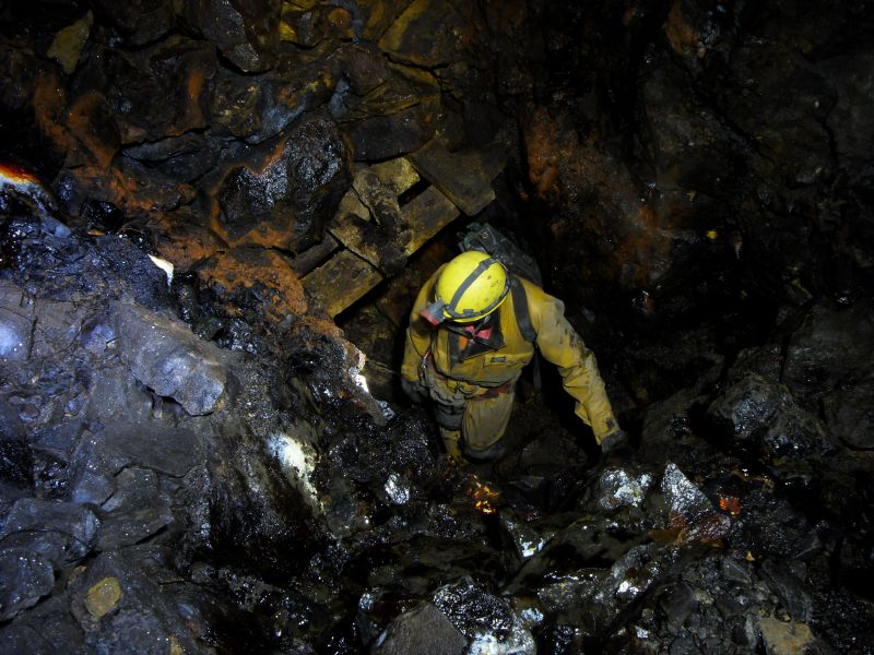 17_ghl_sumpintosublevel.jpg - Pete inside the sub level that runs through the stope. At this section it was possible to go just past the rubble slope.