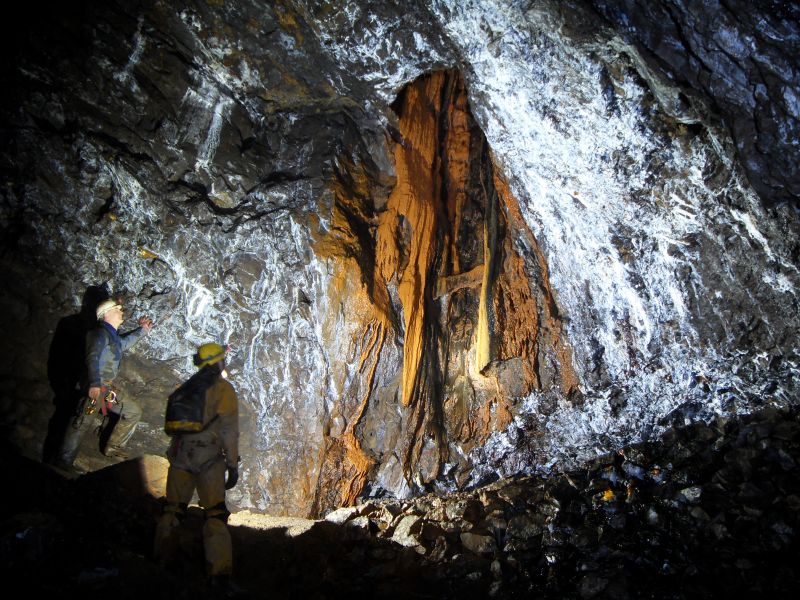 29_ghl_calciteshaftinstope2.jpg - Wonderful flutes of iron stained calcite growing down the shaft walls.