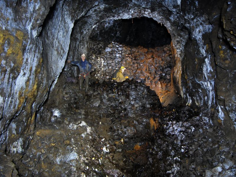 33_ghl_calciteshaftwall3.jpg - The continuation of the shaft on the right, past the wall.