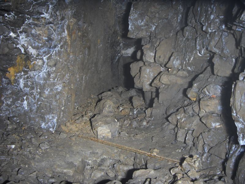 43_ghgbxv_stope.jpg - Further along the Gudhamgill Moss Cross Vein in the small stope above the horse level.