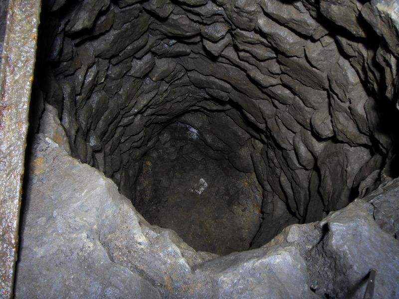 44_ghgbxv_chutefromstope.jpg - Ore chute from the small stope above the horse level.