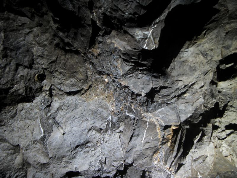 46_ghgbxv_stope_leftrib2.jpg - A bit difficult to see, but pretty much in the centre of the photograph is an exposed section of a rib of galena.