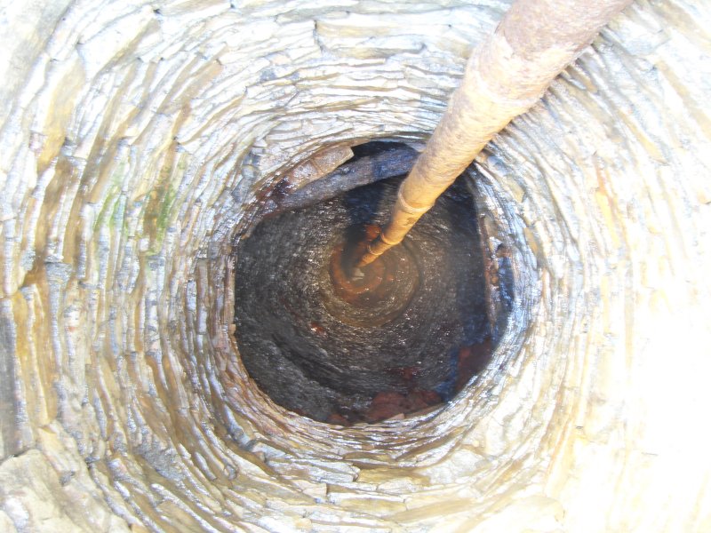 10_bhs_viewdown2.jpg - Borehole Sump: View down Borehole Sump and the rather wobbly air pipe.