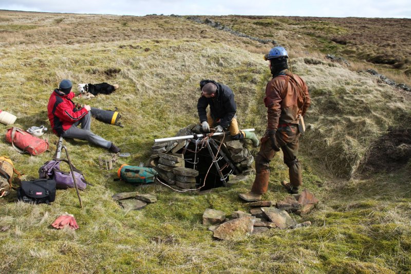 21_oms_rigging2.jpg - Old Man's Workings Shaft: Rigging the second shaft.