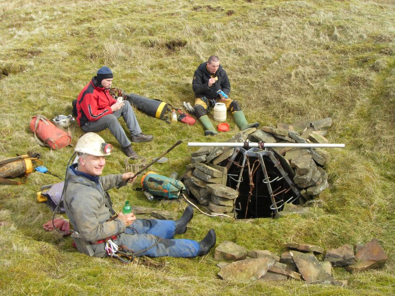 27lunch5.jpg - Old Man's Workings Shaft: Lunch madness.