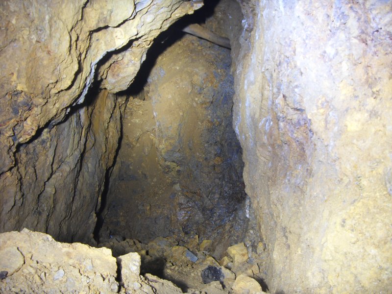 32_oms_bottom_ne.jpg - Old Man's Workings Shaft: Looking north east down a rubble slope.