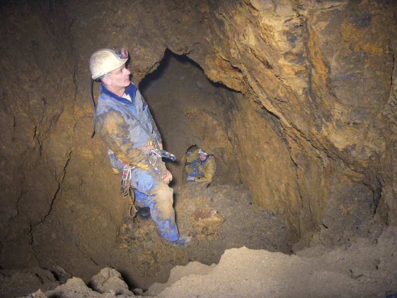 34_oms_slope_crawl.jpg - Old Man's Workings Shaft: Lots of little tight crawls, that open up in to larger stopse, and then back into crawls.