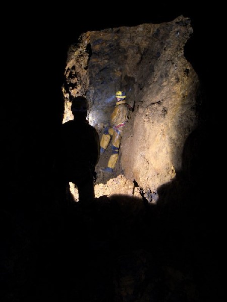 35_oms_slope.jpg - Old Man's Workings Shaft: A more open part of the vein.