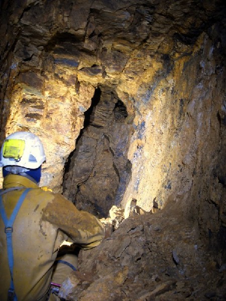 40_oms_stopend3.jpg - Old Man's Workings Shaft: As far as we could get, the way on would have been via that little hole. The galena can be clearly seen on the right hand side of the wall.