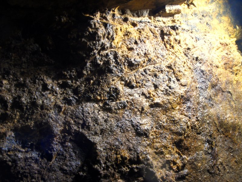 41_oms_pickmarksA1.jpg - Old Man's Workings Shaft: Just a little way back from the end of the road, the old mans pick marks can be seen.