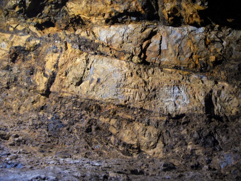 43_oms_pickmarksB2.jpg - Old Man's Workings Shaft: More pick marks on the roof of the stope.