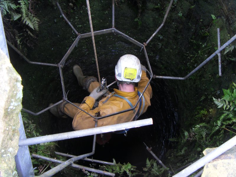 52_ds_descent3.jpg - Deep Shaft: Down, down Mr Karli goes, where the shaft stops nobody knows.