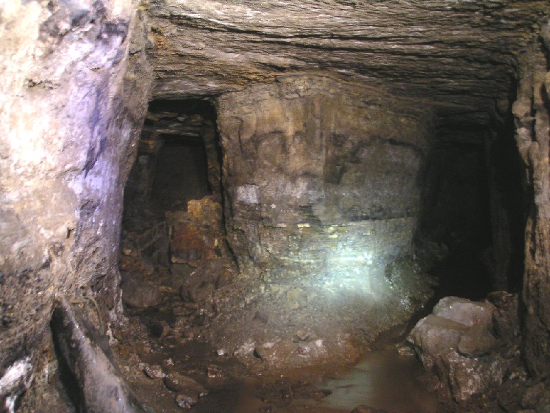 hll_1st_junction_entrancepassage.jpg - After following the passage we came to a junction. The one on the left branches again and loops round via the right branch to the left one, there seems to have been a collapse in the right one which may lead on or to a shaft. The one on the right carries on into the mine.