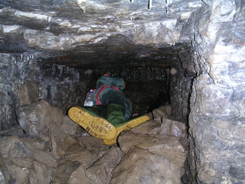 hll_shaft_entrancepassage.jpg - Opposite the calcite was a cross cut with waste rock, at the end a shaft rose up.