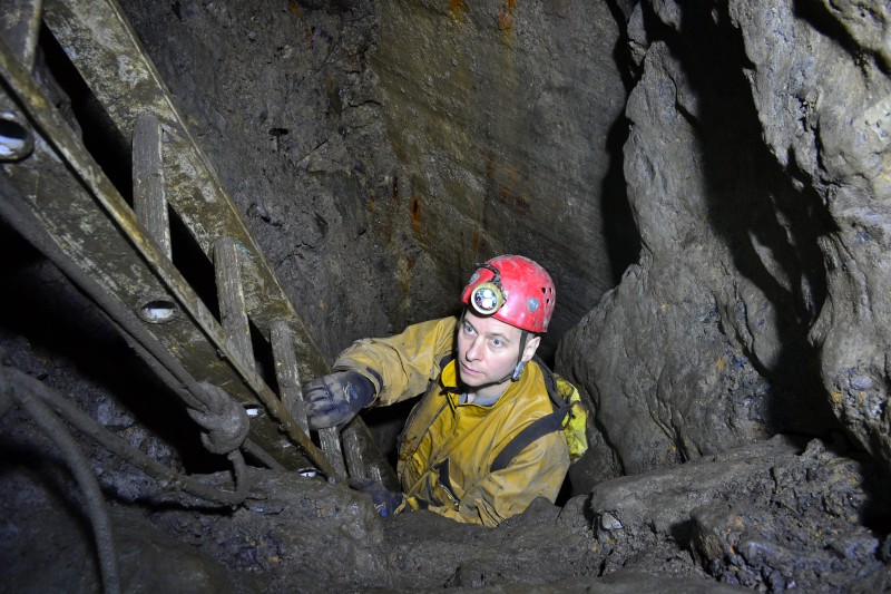 DSC_0566.JPG - Myself climbing down Thomas Shield's rise. Photo by Karli.